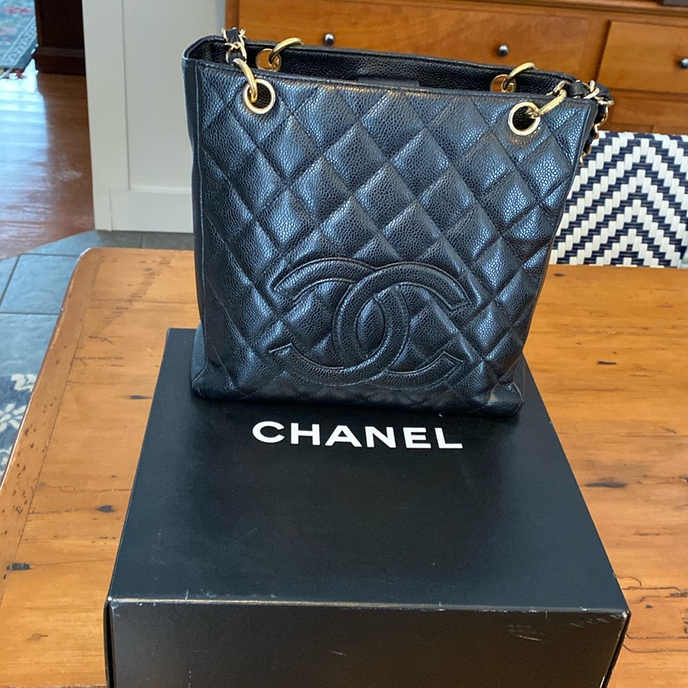 Chanel Vintage quilted Timeless classic petite shopper.. Gold hardware.